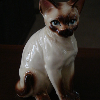 COULD THIS BE A ROYAL DOULTON SIAMESE CAT? NEED YOUR HELP ID.