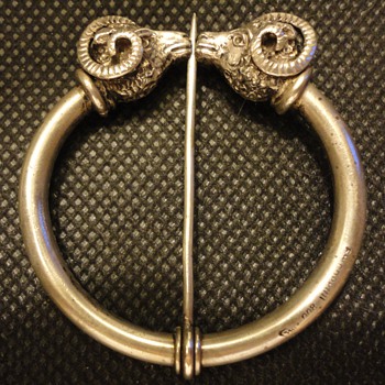 Etruscan revival penannular silver brooch by Coppini c. 1890 - Fine Jewelry