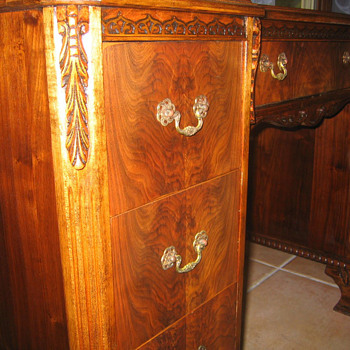 Can anyone identify this desk?
