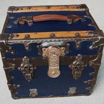 Small Cube shaped Trunk - Heavy Duty! - Furniture