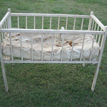 Baby Bed with metal springs and steel wheels - Furniture