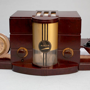 Airite model 3010 "Desk Set" Bakelite Tube Radio - Radios