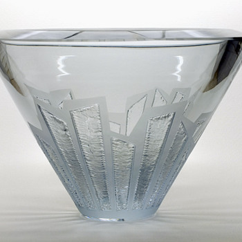 Heavy Asta Strömberg bowl with carved pattern by Rune Strand. - Art Glass