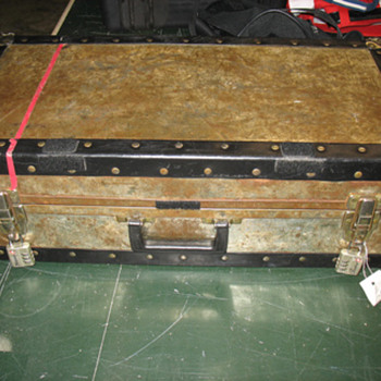 Help identifying a trunk. - Furniture