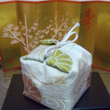 Mystery Furniture or Accessory in the Hina Matsuri set