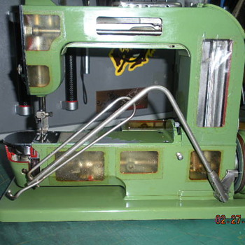 Elna "Grasshopper" Demo Model - Sewing