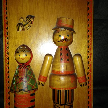 Cool wood plaque with dolls. Text on back. - Dolls