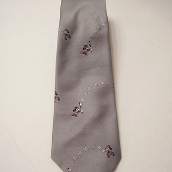 Vintage Disney Balancine Mens Mickey Mouse Plays Baseball 100% Poyester Tie