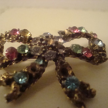 Little bow with major issues - Costume Jewelry
