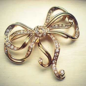 Trifari golden bow brooch - you know anything about it??