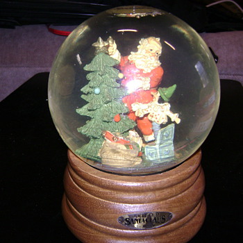 "Jolly Old Santa Claus" by Roman - snow globe