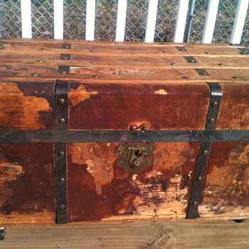 Need to ID steamer trunk - Furniture