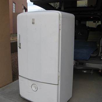 Vintage Montgomery Ward Refrigerator Model 74-DOS-887A - Kitchen