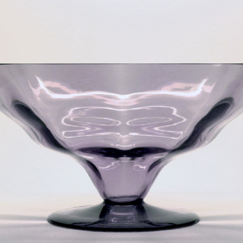 Purple glass bowl on foot - Knut Bergqvist, Lindefors 1928-31. - Art Glass
