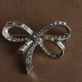 1950's silver tone bow brooch with rhinestones
