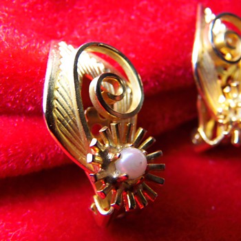 Gold and Pearl Clip on Earrings Please help identify... Unsigned w/ real pearl - Costume Jewelry
