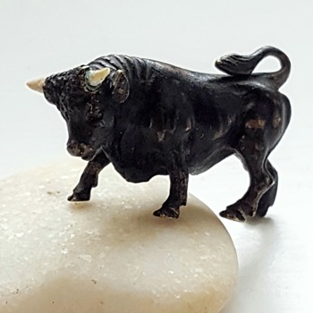 Tiny antique Vienna bronze bull. - Visual Art