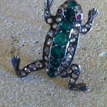 Froggies details. - Fine Jewelry