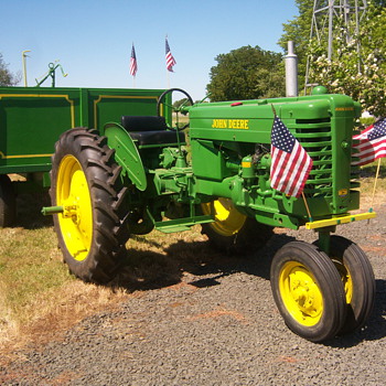 Parade tractor and wagon - Tractors