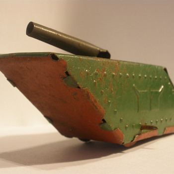 WWI style tank, painted tin with no mechanism. 1920's?  - Model Cars