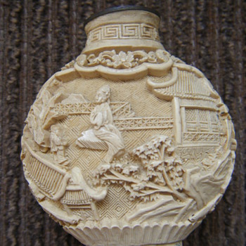 19th century CHINESE CINNABAR SNUFF BOTTLE - Asian