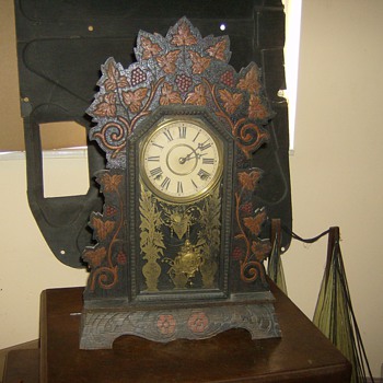 VERY NICE VINTAGE CLOCK WORKS PERFECT SOUNDS GREAT