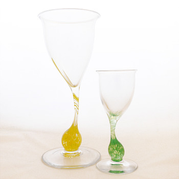 DET LEVENDE GLASS wine glass and vase, Per Lütken (Holmegaard, 1985) - Art Glass