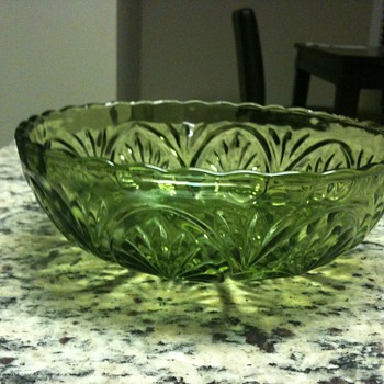 Glass bowls - Green, dont really know anything about them