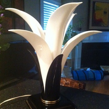 Mid Century Modern Black and White Acrylic/Lucite Lamp