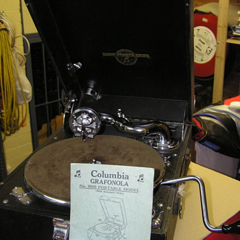 Columbia #9000  gramophone portable - Records