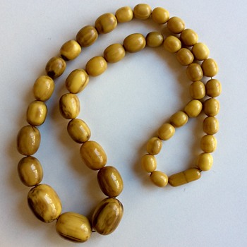 Tortoise colored bakelite necklace - Costume Jewelry