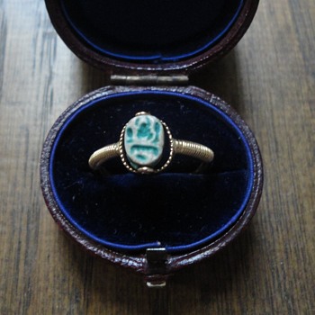 Gold swivel ring with miniature Egyptian scarab, English, 19th century. - Fine Jewelry