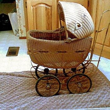 Doll (or baby?) carriage Another mysyery to solve.... - Dolls