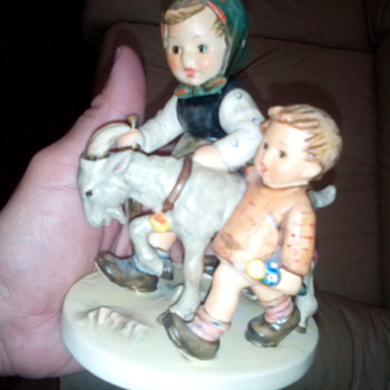Vintage Hummel Figurine - Figurines