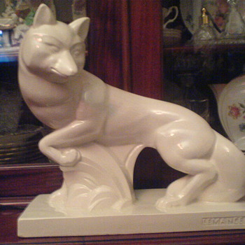 This my favourite Art Deco sculpture.I found it in a an antiques shop.It's a gorgeous fox!