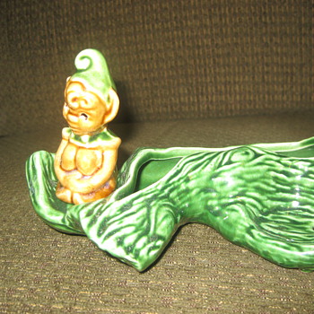 Little elf sitting on green tree trunk - Pottery