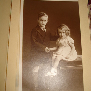  VINTAGE POSTCARD OF SMALL  CHILDREN POSING FOR PICTURE