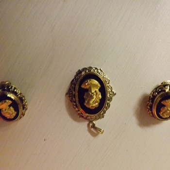 Can you tell me what this is?  Any information would be helpful?  No tag or markings that I can see.