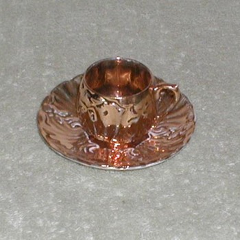Porcelain chin cup & saucer - gold