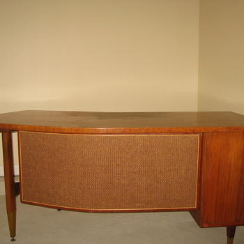 Curved desk