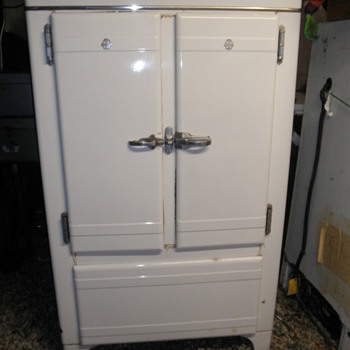grandfathers old frigidare  - Kitchen