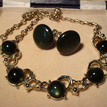 Coro Dark Green Moonglow Glass Cabachon Necklace ca 1960