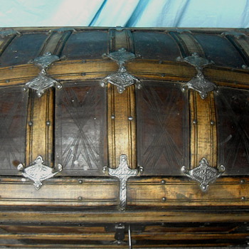 True Cross Slat trunk 1880's - Furniture