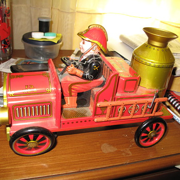 Tm {tin} battery operated fire engine