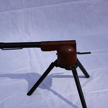 wyandotte canon/machine gun 3 leg no pat. date isa made