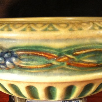 Roseville Corinthian 6" bowl
