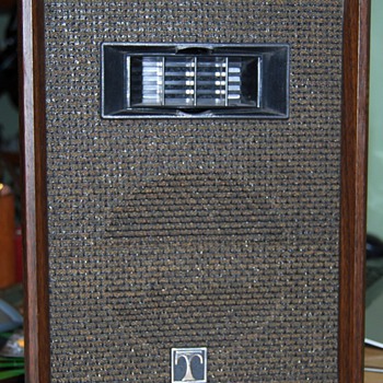 Vintage speakers can't identify the brand
