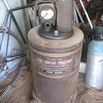 Alamite servise station gear lubricant dispenser