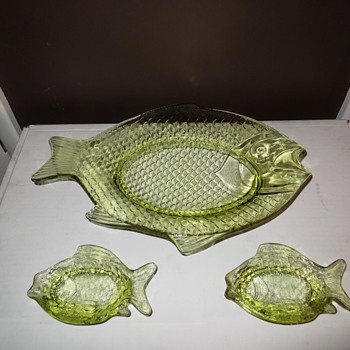 Vaseline Glass Fish Platter And Matching Fish Shaped Sauce Dishes - Glassware
