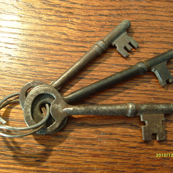 Old Skeleton Keys - Tools and Hardware